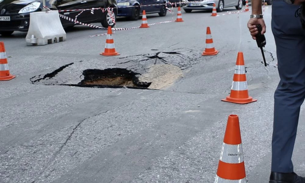Παλαιό Φάληρο: Έχει διακοπεί η κυκλοφορία από καθίζηση σε δρόμο